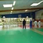 tous les judokas à l'écoute devant leur "Maître" ..."ayez des rêves et faîtes vous plaisir ensemble sur le tatami "
