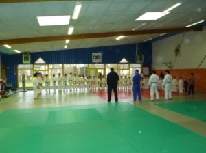 tous les judokas à l'écoute devant leur "Maître" ..."ayez des rêves et faîtes vous plaisir ensemble sur le tatami "